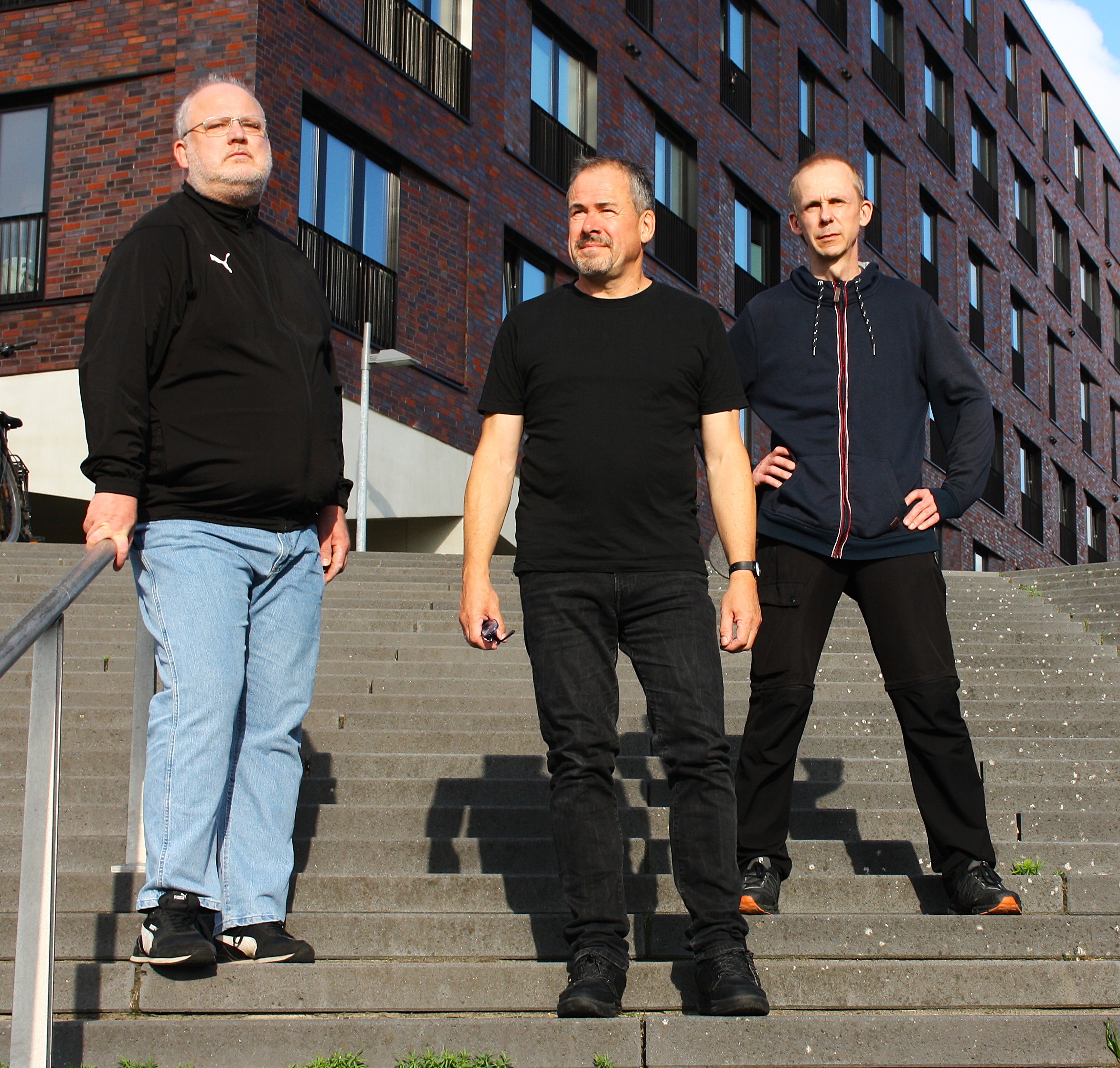 Trackdrive Band vor Gebäude