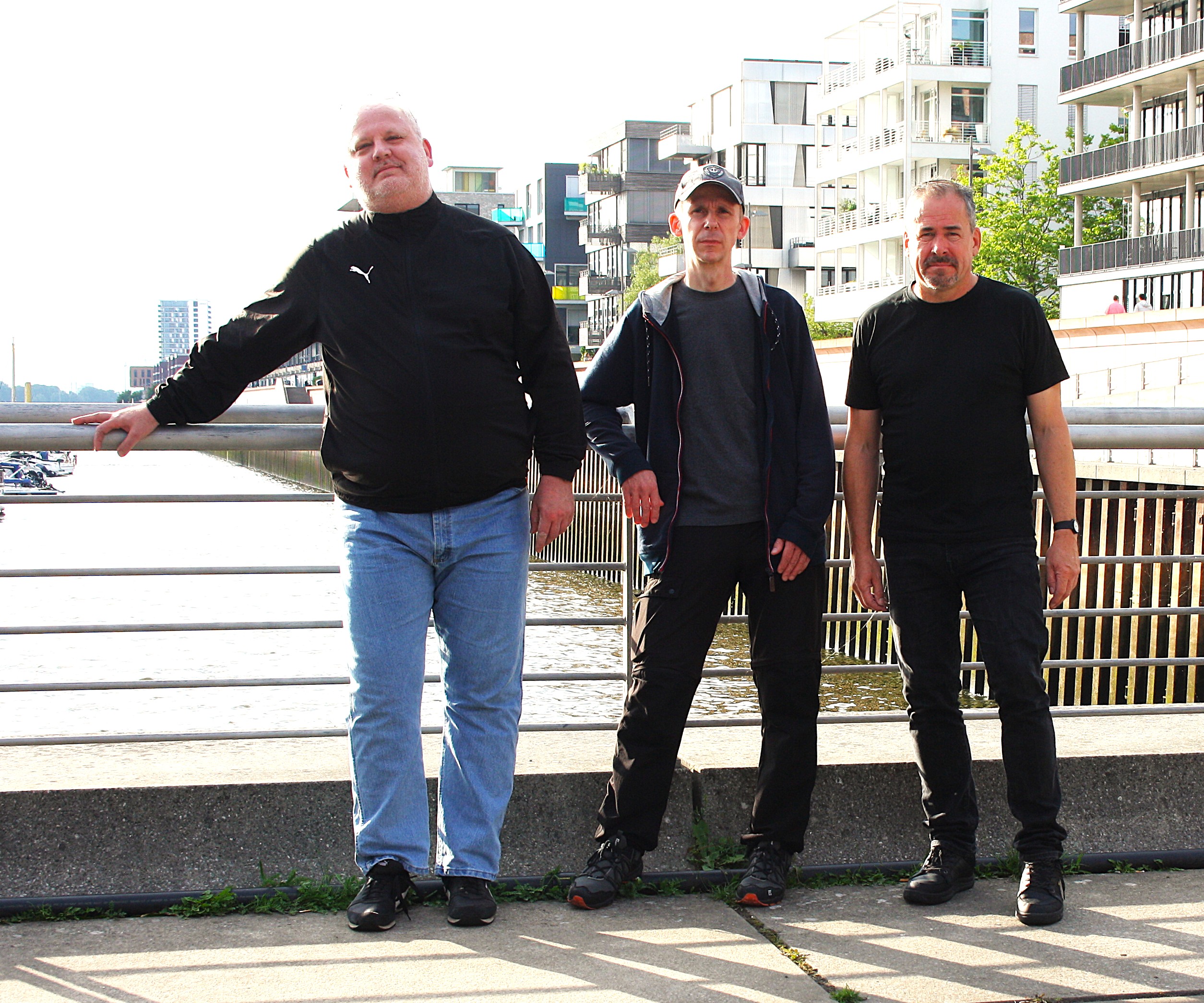 Trackdrive Band vor Hafenbecken